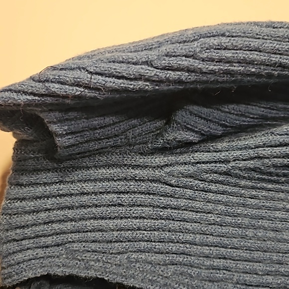 Vneck size lg sweater. - Picture 3 of 4